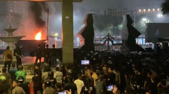 Ricuh Demo di Polda Metro, Polisi Pukul Mundur Massa dengan Water Cannon