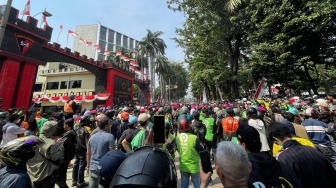 Buntut Affan Kurniawan Tewas Dilindas Rantis, Ribuan Ojol Kepung Mako Brimob Kwitang, TNI Siaga