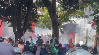 Memanas! Polisi Tembakkan Gas Air Mata di Depan Mako Brimob Kwitang, Massa Ojol: Tahan, Jangan Kabur