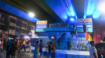 Pegunjuk rasa merusak pos polisi saat melakukan aksi menuntut pengusutan kasus penabrakan pengemudi ojek online oleh mobil rantis Brimob di kawasan Senen, Jakarta, Kamis (28/8/2025). [ANTARA FOTO/Muhammad Adimaja/wpa]
