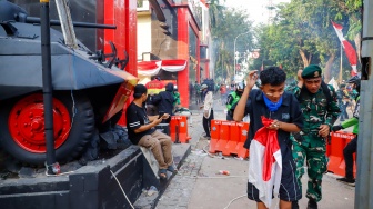 Massa dari berbabagai elemen masyarakat saat aksi unjuk rasa di depan Markas Komando (Mako) Brimob Polda Mtero Jaya, Kwitang, Jakarta, Jumat (29/8/2025). [Suaramcom/Alfian Winanto]