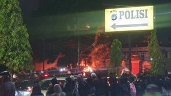 BREAKING NEWS!: Massa Aksi Demo di Polda DIY Ricuh, Terlihat Kobaran Api dan Asap Mengepul