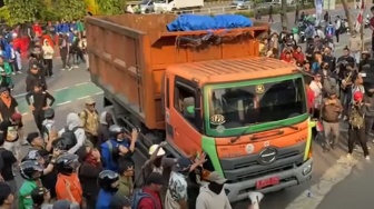 Momen Massa Minta Truk Sampah Tabrak Gerbang Utama Polda Metro Jaya