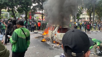 Teriakan Brimob Pembunuh Menggema di Kwitang, Massa Rusak dan Bakar Mobil