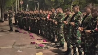 Khusyuk di Tengah Kericuhan, TNI Tunaikan Salat Magrib saat Brimob Tembakkan Gas Air Mata