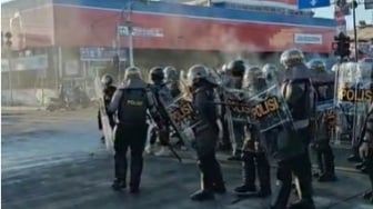 Kericuhan Meluas hingga Otista Pagi Ini, Polisi Klaim Anggotanya Sempat Diculik Massa