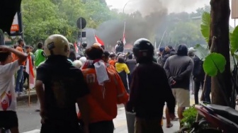 Unjuk Rasa Driver Ojol di Solo Ricuh Lagi, Lemparan Batu Dibalas Gas Air Mata