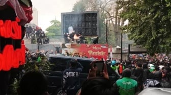 Aksi Solidaritas Ojol di DPRD Jabar Ricuh: Molotov Dibalas Gas Air Mata, Massa Merangsek Masuk