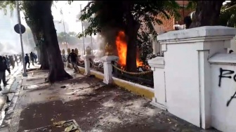 Demo Ojol Ricuh di Surabaya, Massa Lempari Gedung Negara Grahadi