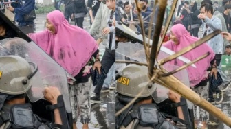 Viral Emak-emak Jilbab Pink Tantang Aparat di Demo DPR, Pulang Cuma Senyum Ditanya Anaknya