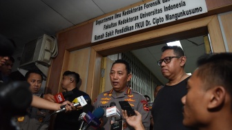 Kapolri Jenderal Pol Listyo Sigit Prabowo (kedua kanan) menemui keluarga korban pengemudi ojek online yang meninggal terlindas mobil rantis Brimob di Rumah Sakit Cipto Mangunkusumo (RSCM), Jakarta, Jumat (29/8/2025). [ANTARA FOTO/Indrianto Eko Suwarso/wpa]