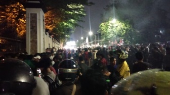 Massa Demo Bertahan di Mapolda Sumbar, Bakar Ban hingga Teriakan Polisi Terus Berlangsung!