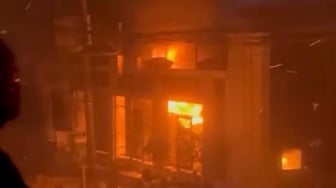 Massa Mengamuk, Kantor Kejati Sulselbar Dibakar