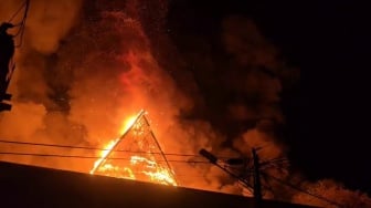 'Polisi Pembunuh!' Teriak Massa Saat Bakar Kantor DPRD Makassar