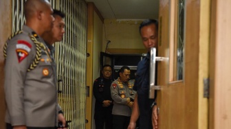 Kapolri Jenderal Pol Listyo Sigit Prabowo (kedua kanan) menemui keluarga korban pengemudi ojek online yang meninggal terlindas mobil rantis Brimob di Rumah Sakit Cipto Mangunkusumo (RSCM), Jakarta, Jumat (29/8/2025). [ANTARA FOTO/Indrianto Eko Suwarso/wpa]