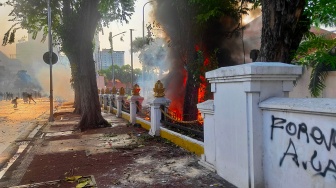 Demo Ojol di Grahadi Berujung Ricuh, Motor Dibakar, Gas Air Mata Ditembakkan
