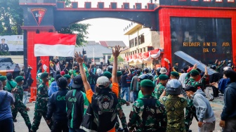 Massa dari berbabagai elemen masyarakat saat aksi unjuk rasa di depan Markas Komando (Mako) Brimob Polda Mtero Jaya, Kwitang, Jakarta, Jumat (29/8/2025). [Suaramcom/Alfian Winanto]