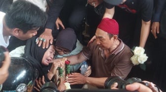Diantar Ribuan Driver Ojol, Affan Kurniawan Korban Rantis Brimob Dimakamkan, Ibu Pingsan