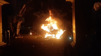 Demo Ricuh di Yogyakarta, Empat Suara Ledakan Terdengar hingga Dua Mobil Terbakar