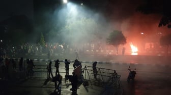 Bertubi-tubi Diserang Pakai Gas Air Mata, Massa Demo di Jogja cuma Balas Pakai Petasan