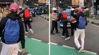 Aksi Pelajar STM Cium Tangan Polisi Sebelum Demo Jadi Omongan