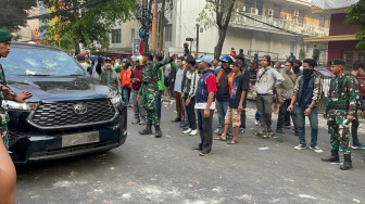 Cara Anggota TNI Tenangkan Massa di Depan Mako Brimob Kwitang: Mundur Dulu Bang