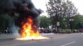 Water Barrier Dibakar, Kericuhan Unjuk Rasa Driver Ojol di Solo Belum Berhenti