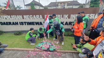 Solidaritas Ojol Yogyakarta, Lilin Menyala & Doa untuk Affan Kurniawan yang Tewas Dilindas