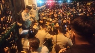 Demonstran "Hoyak" Pagar Mapolda Sumbar, Kapolda Temui Massa!
