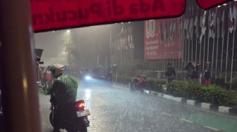 Aksi Demonstrasi di Depan DPR RI Mereda Pasca Hujan Deras, Ketegangan Sempat Meningkat