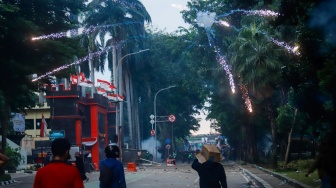 Massa dari berbabagai elemen masyarakat saat aksi unjuk rasa di depan Markas Komando (Mako) Brimob Polda Metro Jaya, Kwitang, Jakarta, Jumat (29/8/2025). [Suara.com/Alfian Winanto]
