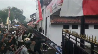 Amarah Tak Terbendung! Buntut Ojol Tewas Dilindas Rantis, Polres Magelang Diserbu Massa