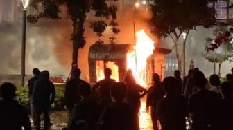 Halte Polda Metro Jaya Dibakar Massa, Jalan Sudirman Gelap Gulita dan Lumpuh!