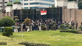 Detik-detik Massa Pendemo 'Jebol' DPR RI: Pekik Revolusi Menggema hingga Merah-Putih Berkibar!