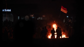Pengunjuk rasa melakukan aksi di depan Markas Komando (Mako) Brimob Polda Mtero Jaya, Kwitang, Jakarta, Jumat (29/8/2025). [ANTARA FOTO/Bayu Pratama S/wpa]
