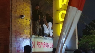 Massa Demo Jogja Memanggil masih Bertahan, Tembok  Polda DIY Dicoret 'Polisi Pembunuh'
