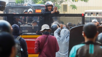 Massa dari berbabagai elemen masyarakat saat aksi unjuk rasa di depan Markas Komando (Mako) Brimob Polda Mtero Jaya, Kwitang, Jakarta, Jumat (29/8/2025). [Suaramcom/Alfian Winanto]