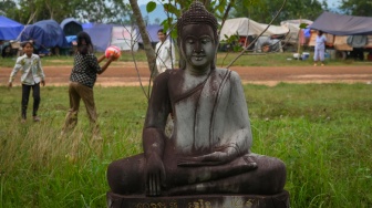 Sejumlah pengungsi anak bermain di tempat penampungan pengungsi Wat Por 5.000, Provinsi Preah Vihear, Kamboja, Kamis (28/8/2025). [ANTARA FOTO/Aditya Pradana Putra/bar]