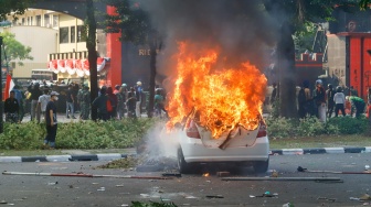 Massa dari berbabagai elemen masyarakat saat aksi unjuk rasa di depan Markas Komando (Mako) Brimob Polda Mtero Jaya, Kwitang, Jakarta, Jumat (29/8/2025). [Suaramcom/Alfian Winanto]