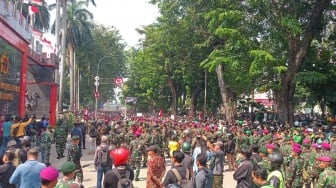 Detik-detik Massa Geruduk Mako Brimob Kwitang, Tuntut Barikade Dibuka!