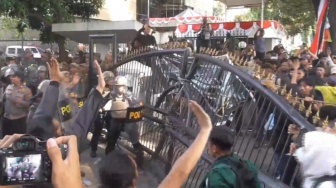 Viral Surat Edaran KPI Imbau Stasiun TV Tidak Menayangkan Berita Demo, Publik Bereaksi Keras