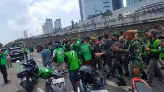 Usai Hadiri Pemakaman Affan, Kapolda Metro Jaya Dikawal TNI dan Diteriaki Pembunuh Oleh Ojol