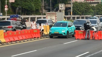 Tol Dalam Kota Arah Slipi Ditutup Paksa Pendemo Depan Gedung DPR, Pengendara Diminta Putar Balik