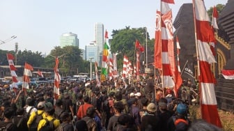 LIVE STREAMING: Aksi Massa di Polda Metro Jaya Memanas
