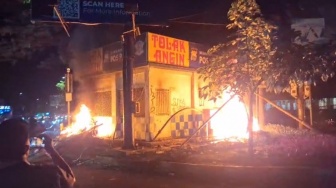Makassar Membara! Kematian Ojol di Jakarta Picu Amuk Massa, Pos Polisi dan Kantor DPRD Dibakar