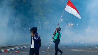 Jakarta Berkecamuk: Polda Metro Sudah Dijebol Massa, Mako Brimob Kwitang Banjir Gas Air Mata!