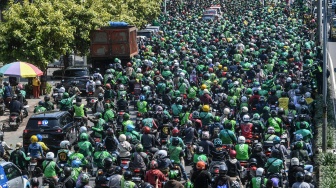 Iring-iringan pengemudi ojek online (ojol) mengantarkan jenazah Affan Kurniawan ke TPU Karet Bivak di Jakarta, Jumat (29/8/2025). [ANTARA FOTO/Hafidz Mubarak A]