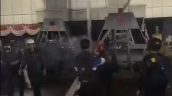 Markas Gegana Polri di Salemba Dijebol Massa! Ada Gudang Senjata