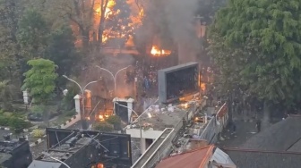 Puncak Anarki di Bandung! Aset Bersejarah MPR RI Ludes Dibakar Massa Aksi DPRD Jabar