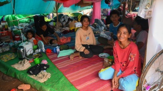 Sejumlah pengungsi berada di dalam tenda di tempat penampungan pengungsi Wat Por 5.000, Provinsi Preah Vihear, Kamboja, Kamis (28/8/2025). [ANTARA FOTO/Aditya Pradana Putra/bar]